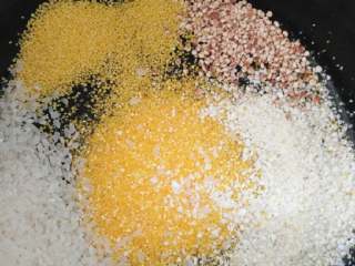 2、玉米杂粮粥,加几种杂粮米一起用高压电饭锅煮粥就可以了！