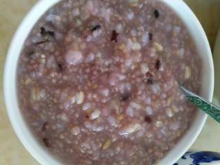 4、玉米杂粮粥,做粥就是五谷杂粮最好了！有营养还好吃！我家的粥基本都是10几种米，米饭也一样，对身体好！喜欢吃豆还可以放些豆，我家孩子不爱吃豆，其实豆子很好，小孩吃聪明！