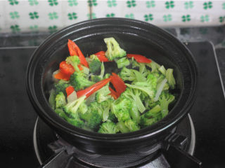 6、西兰花炒虾球,起油锅，油八成熟的时候放入各种蔬菜，大火翻炒至断生