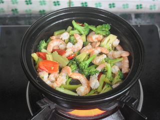 8、西兰花炒虾球,直至虾肉炒至全熟