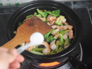 9、西兰花炒虾球,加盐调味