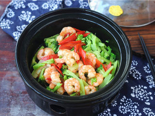 11、西兰花炒虾球,翻炒均匀即可出锅