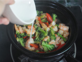 10、西兰花炒虾球,调小火后加水淀粉勾芡