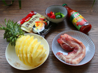 1、菠萝咕噜肉,备好用料，菠萝去皮、青红椒洗净切块