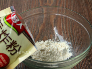 4、菠萝咕噜肉,香酥炸粉倒入碗中