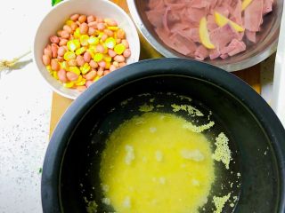1、宝宝花生猪肝小米粥,所需食材如图
