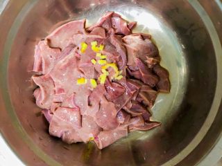 2、宝宝花生猪肝小米粥,猪肝提前放入盐水或姜片水中浸泡30分钟以上多次换水去血水洗净，后控干放入姜末