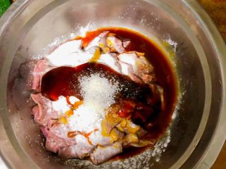 3、宝宝花生猪肝小米粥,加入玉米淀粉少量，和3滴蚝油，2滴无添加酱油和一小勺菜白糖，3滴麻油