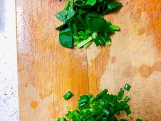 5、宝宝花生猪肝小米粥,把小葱，和菠菜叶切碎备用