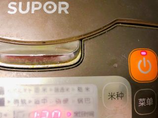 6、宝宝花生猪肝小米粥,小米泡好后调制煮粥功能开始煮