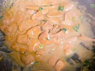 9、宝宝花生猪肝小米粥,炒制收汁即可关火