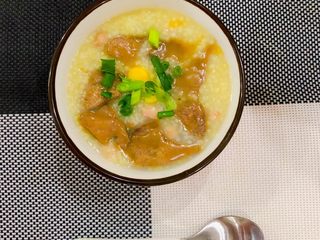 10、宝宝花生猪肝小米粥,粥煮好后盛出再加入炒好的猪肝菠菜最后撒上小葱即可完成