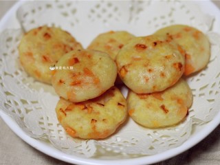 12、土豆饼,吃的时候，可以撒些椒盐，也可以蘸番茄酱