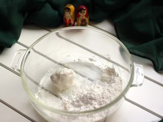 2、萌猪黑芝麻汤圆,取20克糯米粉先用温水和成面团