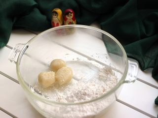 4、萌猪黑芝麻汤圆,把煮熟的糯米团捞出沥干水份后放入糯米粉中