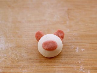 12、萌猪黑芝麻汤圆,再用一点粉色面团装饰一下耳朵