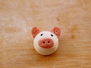 14、萌猪黑芝麻汤圆,再用黑芝麻粒给小猪做好眼睛