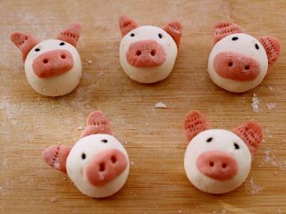 15、萌猪黑芝麻汤圆,嘻嘻、萌萌哒的小猪黑芝麻汤圆就全做好了、记住、操作中一定要盖上保鲜膜、以防面团干皮