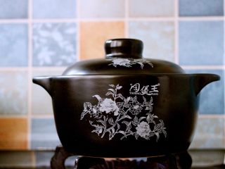 17、萌猪黑芝麻汤圆,盖上锅盖小火煮5分钟左右