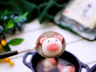 19、萌猪黑芝麻汤圆,萌萌哒的小猪汤圆出锅喽、瞬间被萌化了