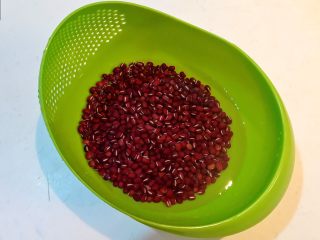 2、自制蜜豆,把红小豆清洗干净