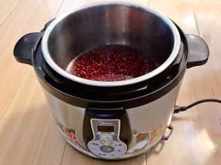 3、自制蜜豆,把红小豆放入压力锅，加入600ml冷水