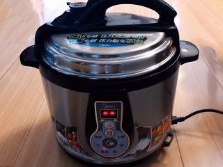 4、自制蜜豆,盖上锅盖，煮30分钟