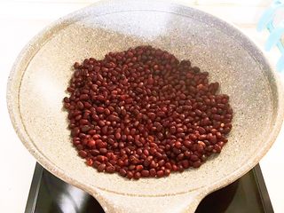 7、自制蜜豆,炒锅烧热后加入煮熟的红豆，小火慢炒，炒制3分钟左右