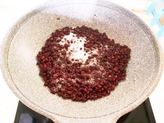8、自制蜜豆,加入白砂糖和蜂蜜