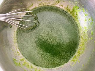 5、菠菜戚风蛋糕,搅拌乳化。