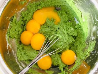 7、菠菜戚风蛋糕,搅拌均匀加入蛋黄。