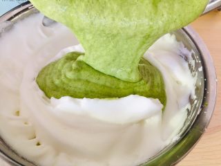 12、菠菜戚风蛋糕,然后倒入剩下的蛋白霜里。
