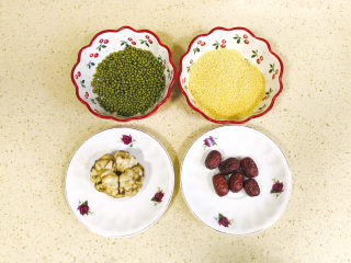 1、绿豆小米粥,准备好食材