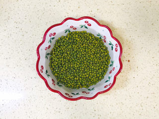 2、绿豆小米粥,绿豆提前用清水浸泡半小时以上