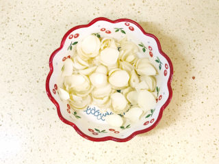 4、绿豆小米粥,百合去掉外皮，清洗干净，掰成一瓣瓣的