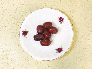 5、绿豆小米粥,红枣清洗干净