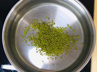 6、绿豆小米粥,锅里加清水，先倒入绿豆