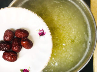 10、绿豆小米粥,慢煮至七成熟时，加入红枣