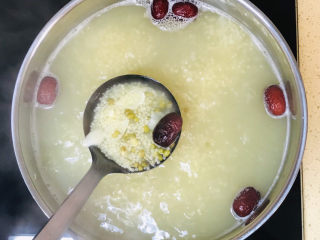 13、绿豆小米粥,一直煮至绿豆开花，粥有些粘稠，就可以了，时间大约半小时