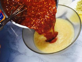 8、韩式辣白菜（辣酱调制）,把辣椒糊倒入之前打好的苹果梨糊，一起搅拌均匀！