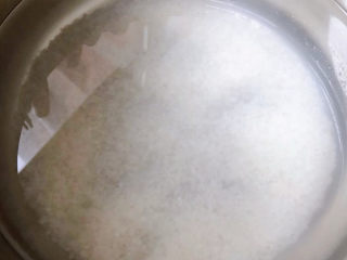 2、香菇滑鸡粥,大米淘洗干净添加适量清水大火煮起来