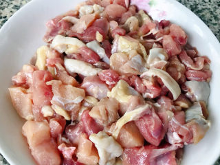 3、香菇滑鸡粥,鸡腿剔骨肉肉切成小块