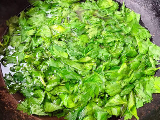 6、香菇滑鸡粥,芹菜叶也要放入开水中焯水断生后立即放入冷水中过凉后沥干水份