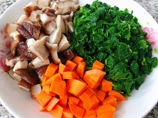 7、香菇滑鸡粥,香菇、胡萝卜切丁芹菜切成碎