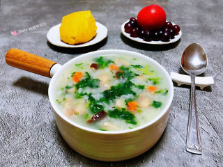 11、香菇滑鸡粥,鲜嫩可口的鸡腿香菇芹菜粥装入容器中搭配玉米饼和水果一起吃超级完美