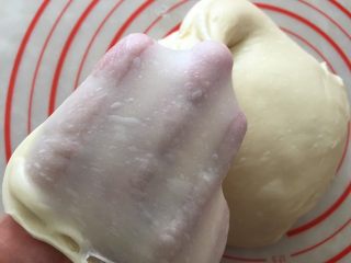 6、蜂蜜小面包,揉出手套膜。