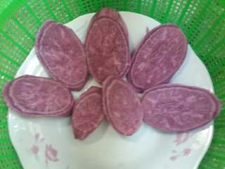 2、紫薯米糊,切片摆盘，上蒸锅蒸熟备用。