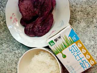 3、紫薯米糊,米饭（料理机有煮熟功能可以用大米一把）蒸熟的紫薯，纯牛奶