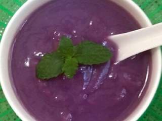 5、紫薯米糊,倒入碗中，即可食用。