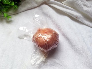 5、苏格兰蛋,用保鲜袋将肉糜把鸡蛋包起来，静止1半钟，固定下造型